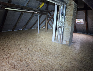 Zateplení stropu rodinného domu pomocí foukané izolace